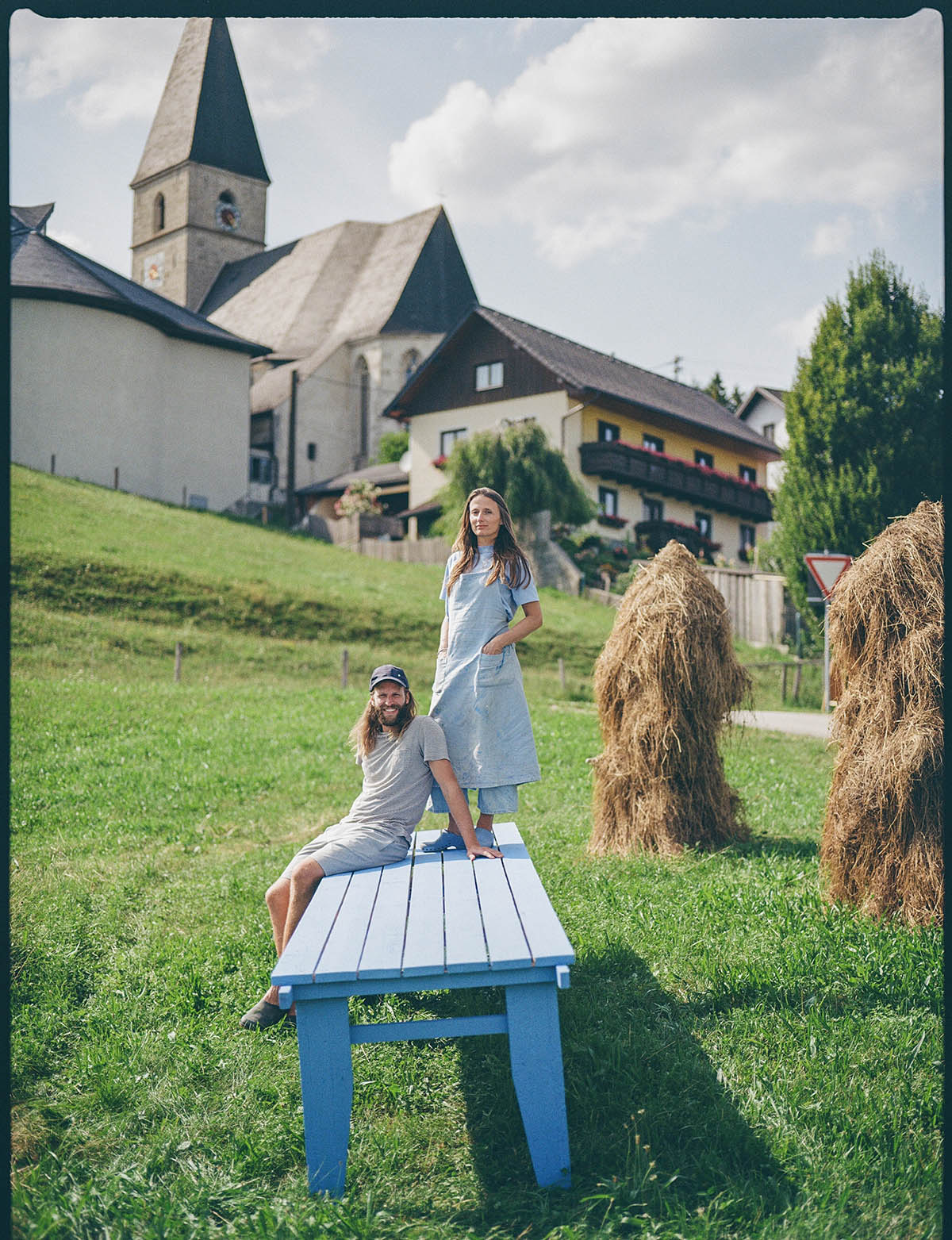 Felix Ganzer & Matylda Krzykowski vor traditionellen ”Heuhieflern“ vom Trachtenverein D‘Hochkogler