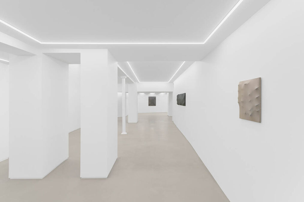 Installation views. Manon Wertenbroek – Home Auto-Psy, Lo Brutto Stahl, Paris. Courtesy of Lo Brutto Stahl