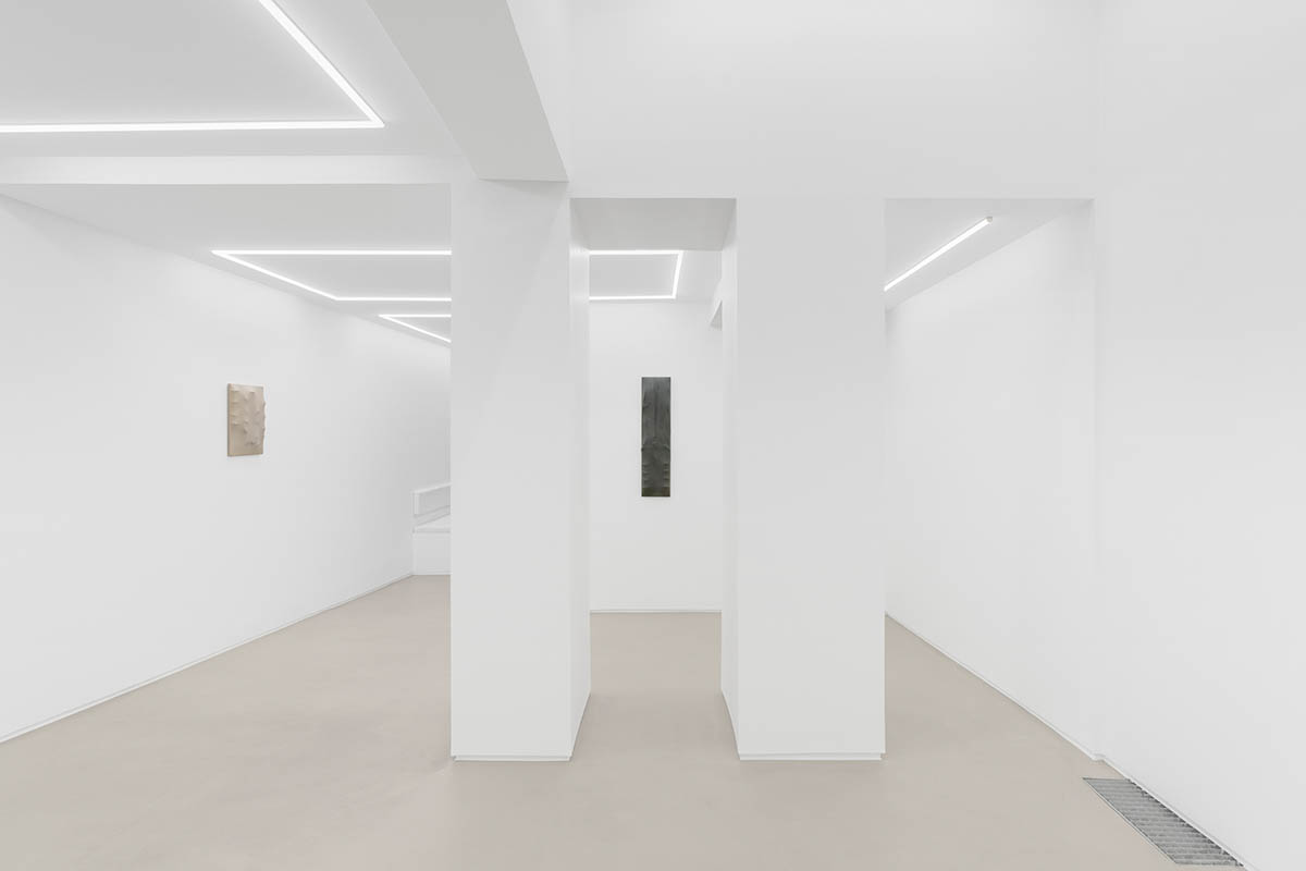 Installation views. Manon Wertenbroek – Home Auto-Psy, Lo Brutto Stahl, Paris. Courtesy of Lo Brutto Stahl