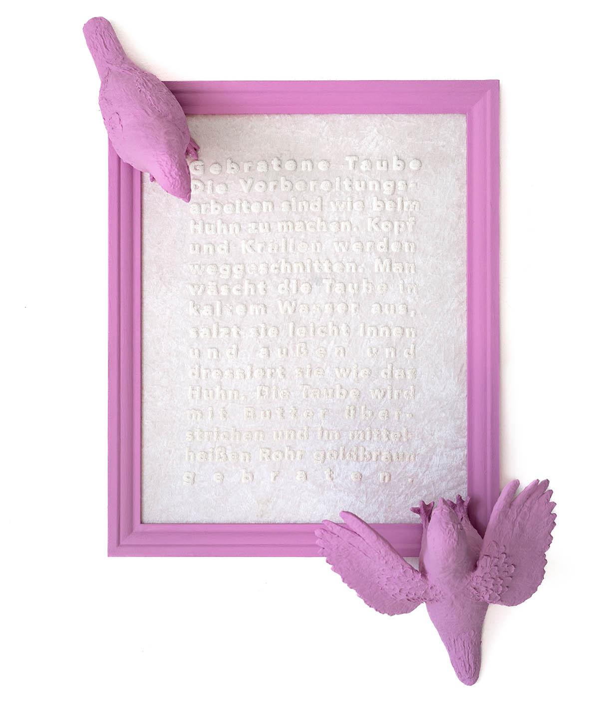 40 cm x 50 cm, ca. 10 m Siebdruck auf Samt mit Pappmaché Tauben Ein Rezept wie man Tauben zubereitet aus einem Kochbuch von ca. 1940. Spiegelt die persönliche Gefühlsebene sehr gut wider.