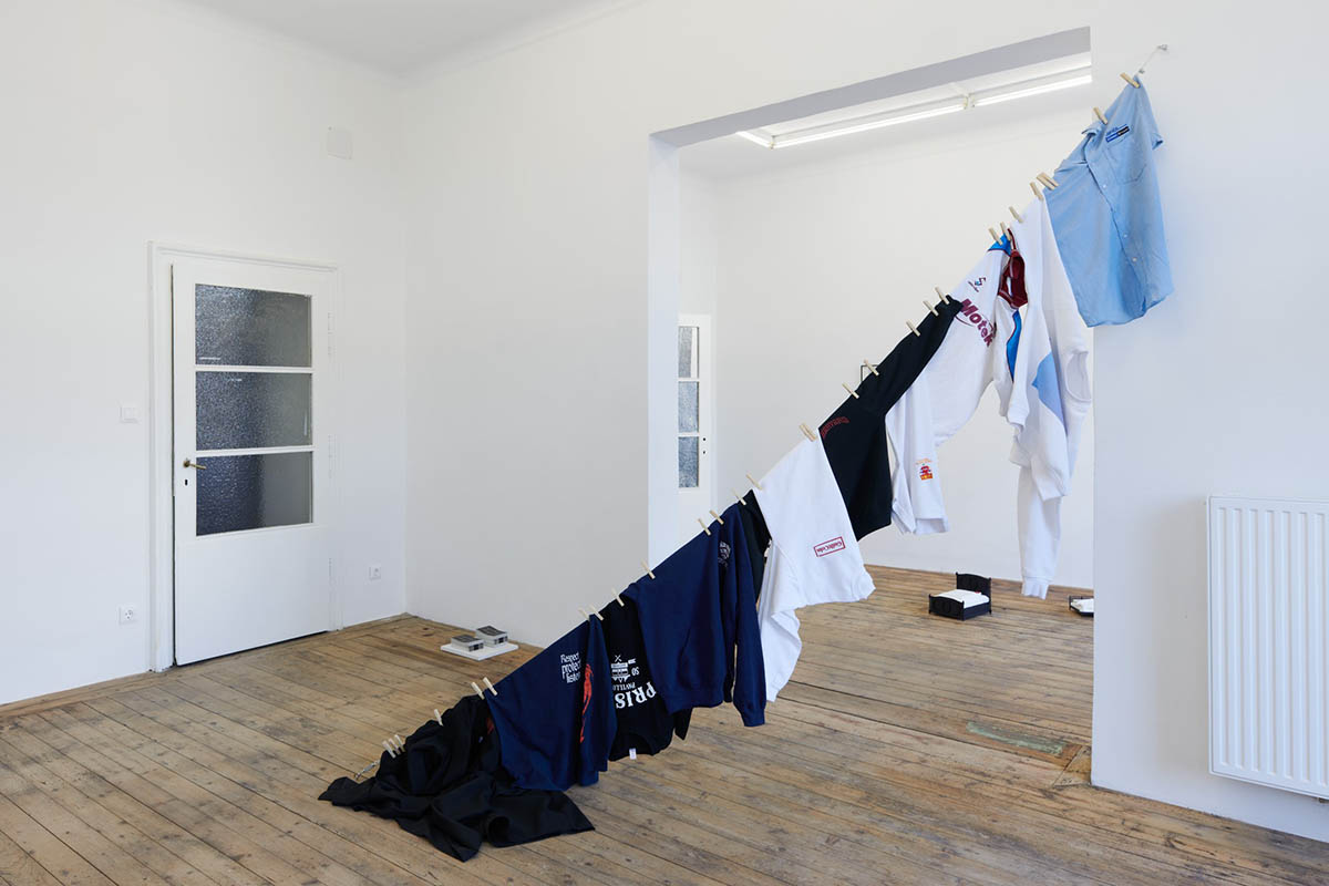 Miriam Stoney, Indebtedness: Die Haftung der Geschenknehmenden, installation view, Kevin Space 2021, Photo: Maximilian Anelli-Monti