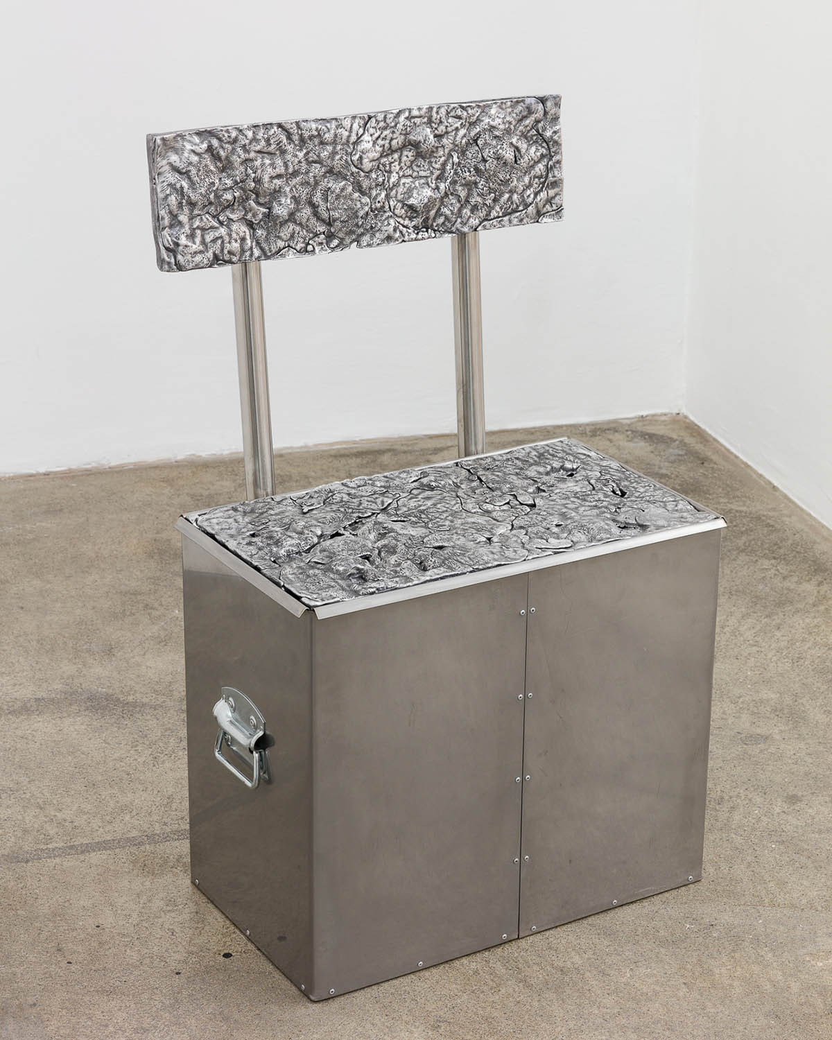 
											Sophie Tappeiner: Irina Lotarevich, Skin Seat Single, 2020, 87 x 52 x 35.5 cm, cast and polished aluminium, stainless steel, hardware. Courtesy of Sophie Tappeiner, Vienna (Photo: kunstdokumentation.com).