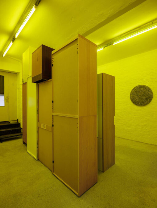 James Lewis, Living Stone, Installation view, Pech, Vienna, 2024 © kunst-dokumentation.com