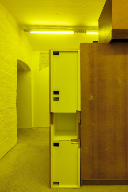 James Lewis, Living Stone, Installation view, Pech, Vienna, 2024 © kunst-dokumentation.com