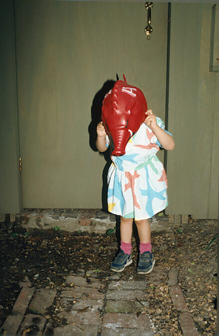 Nan Goldin, Elephant mask, Boston (Elephantenmaske, Boston), 1985, Photographie, aus der Serie “Fire Leap” © Nan Goldin. Courtesy the artist