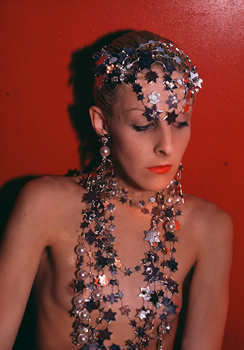 Nan Goldin, Greer modeling jewelry, NYC (Greer Schmuck modelnd, NYC), 1985, Photographie, aus der Serie “The Other Side” © Nan Goldin. Courtesy the artist