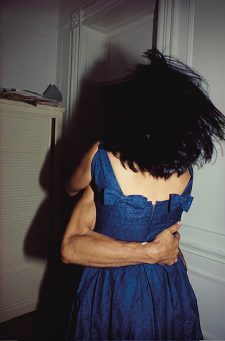 Nan Goldin, The Hug, New York City (Die Umarmung, New York City), 1980, Photographie, aus der Serie “The Ballad of Sexual Dependency” © Nan Goldin. Courtesy the artist