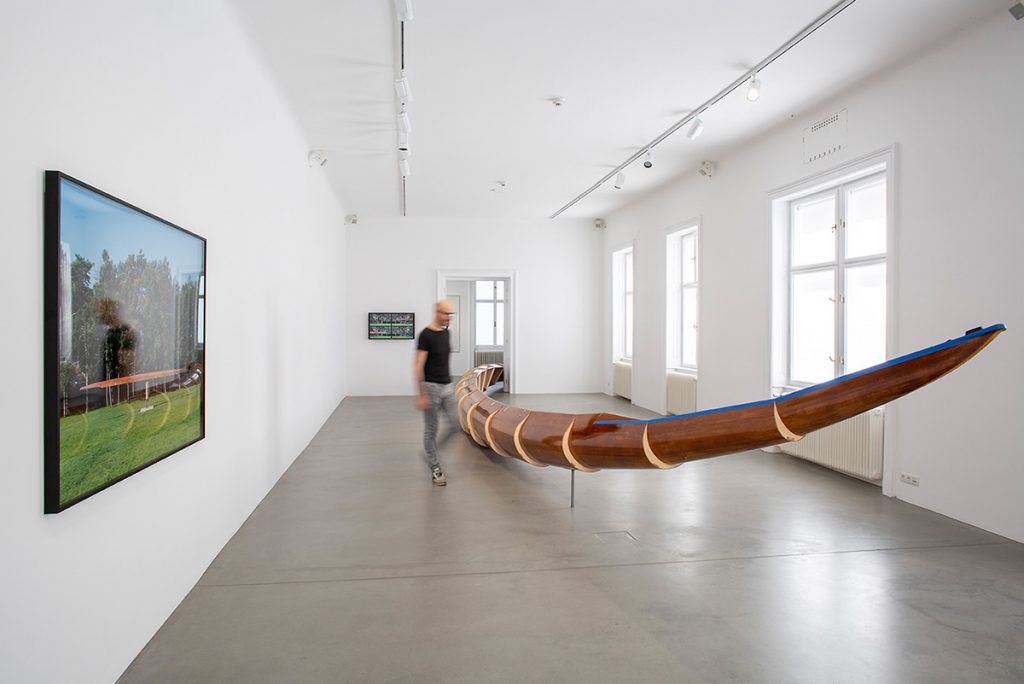 Foto: Roman Pfeffer, Helix Simulator, 2015, Ausstellungsansicht Bildraum Bodensee 2020 | Foto: Petra Rainer © Bildrecht, Wien 2020.