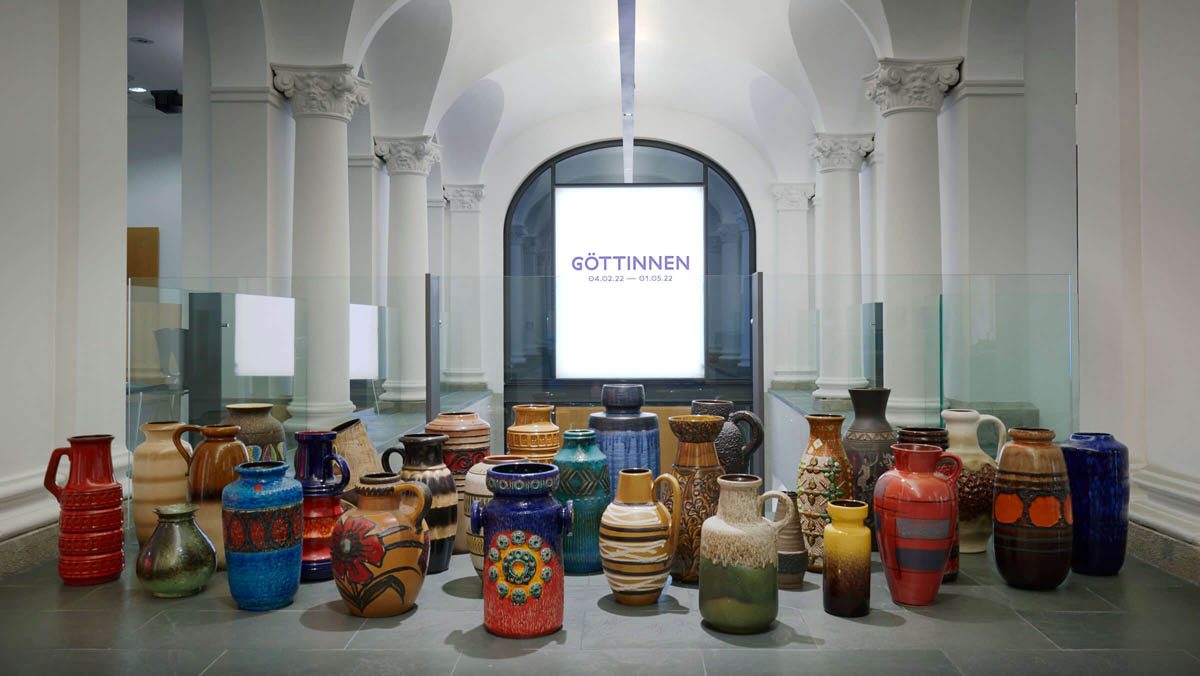 Elisabeth von Samsonow, POLYTHEISMUS, 2022 29 artisanale & industrielle Bodenvasen, 60er-/70er-Jahre. In Auftrag gegeben von TAXISPALAIS Kunsthalle Tirol für GÖTTINNEN. Courtesy die Künstlerin. Foto: Andreas Leitner