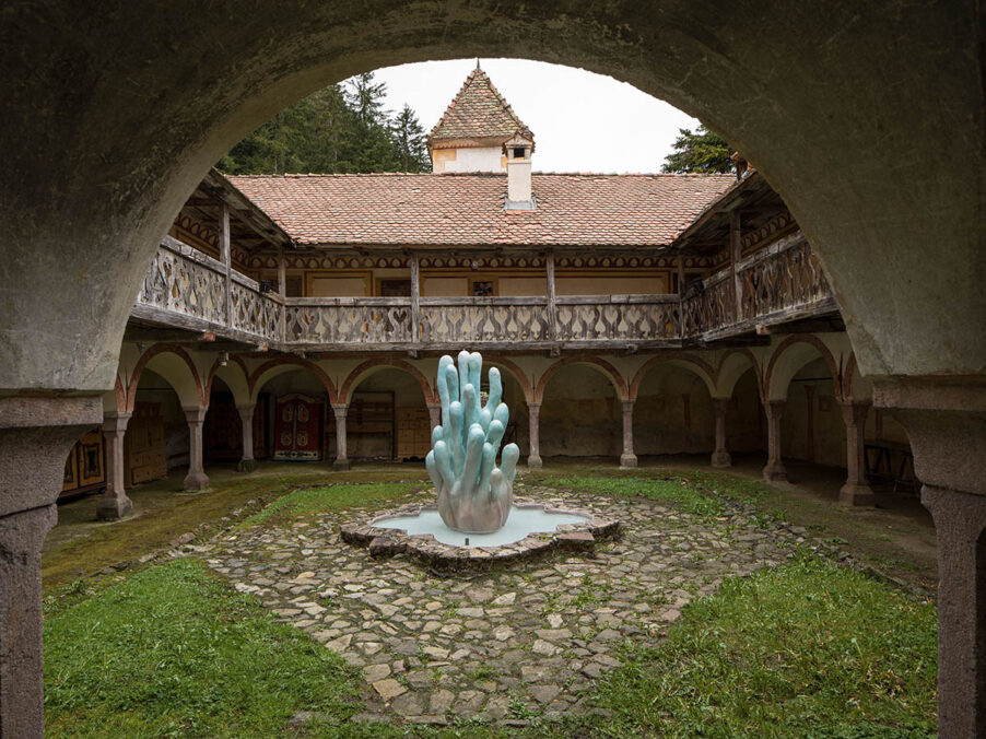 Diana Policarpo, Anguane’s Fountain, 2024. Mixed media sculpture. 280 x 120 x 120 cm.//Anguane’s Fountain, Stream (COBRACORAL), 2024. 6 multi-channel audio installation. Commissioned by Biennale Gherdëina 9. Photo by Tiberio Sorvillo