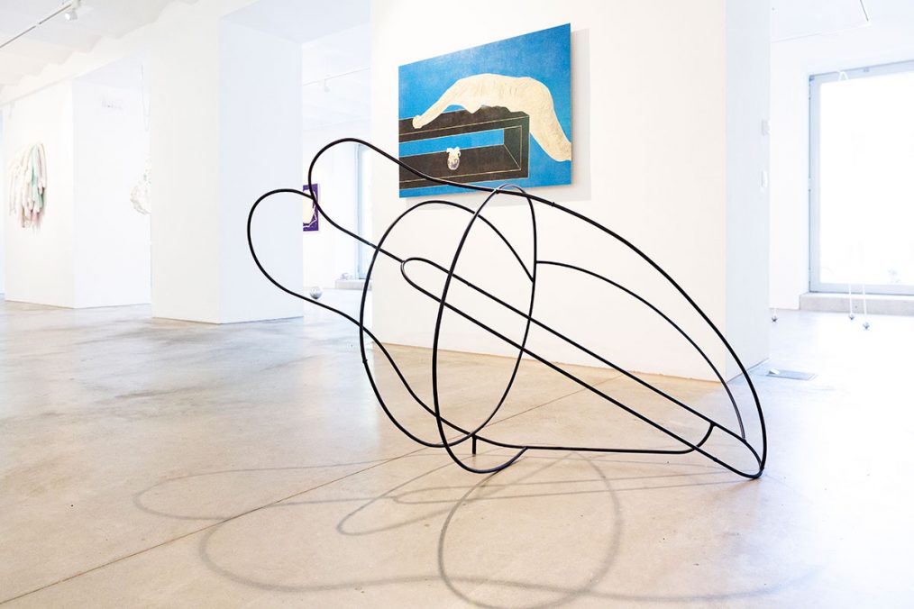 „Gespräch mit Tiefgang / Conversation with depth“, painted steel, 140x80x80 cm, 2021 Exhibition view, Bildraum Studio, Gallery Rudolf Leeb, curated by Esther Mlenek, 2021